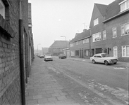 880373 Gezicht in de St.-Willibrordusstraat te Utrecht, met op de achtergrond rechts de R.K. St.-Ludgerusschool voor ...